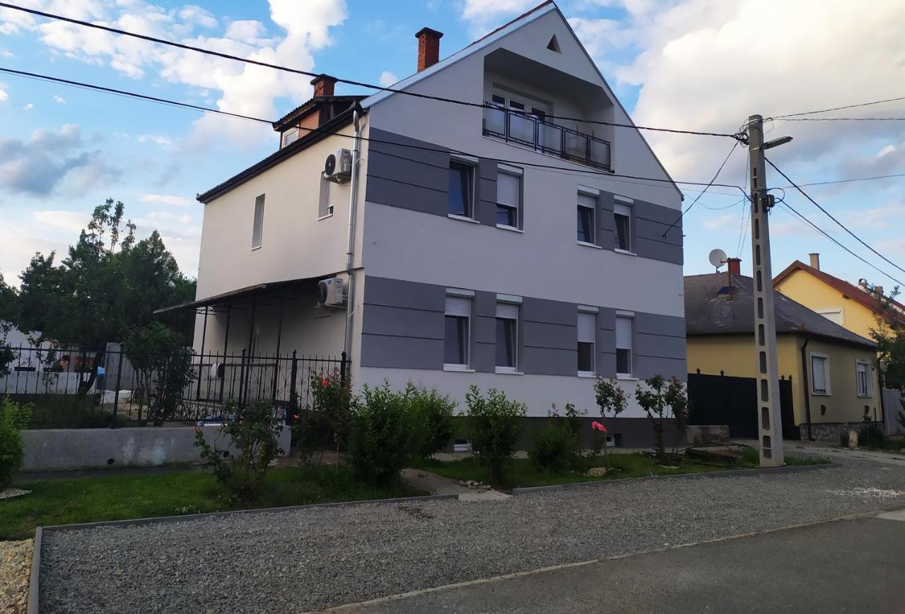 Emmabella Apartmanok Eger Luaran gambar